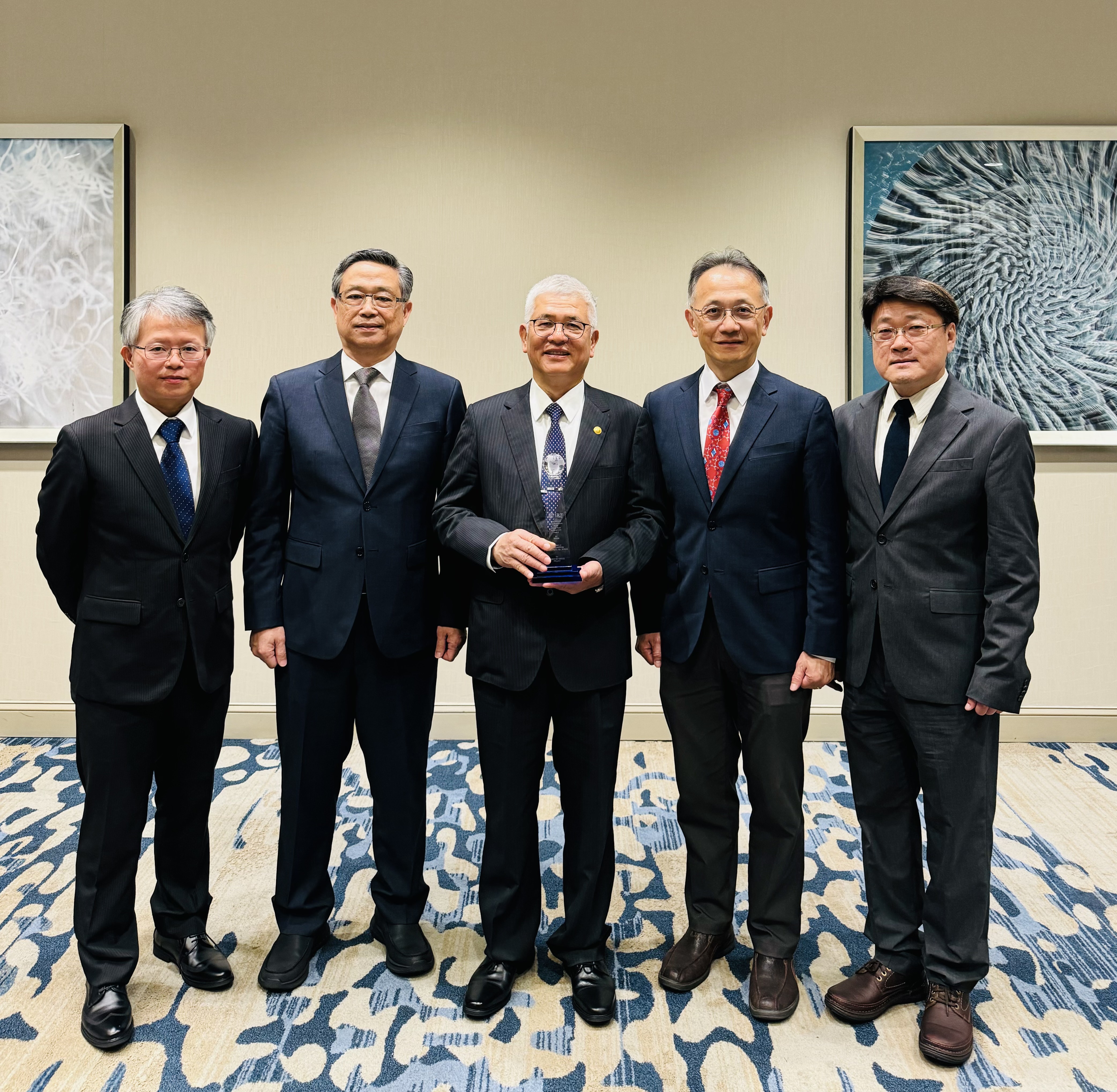 施義芳董事長(中)與高公局郭呈彰總工程司(右)、高雄科技大學蘇育民教授於會場合影